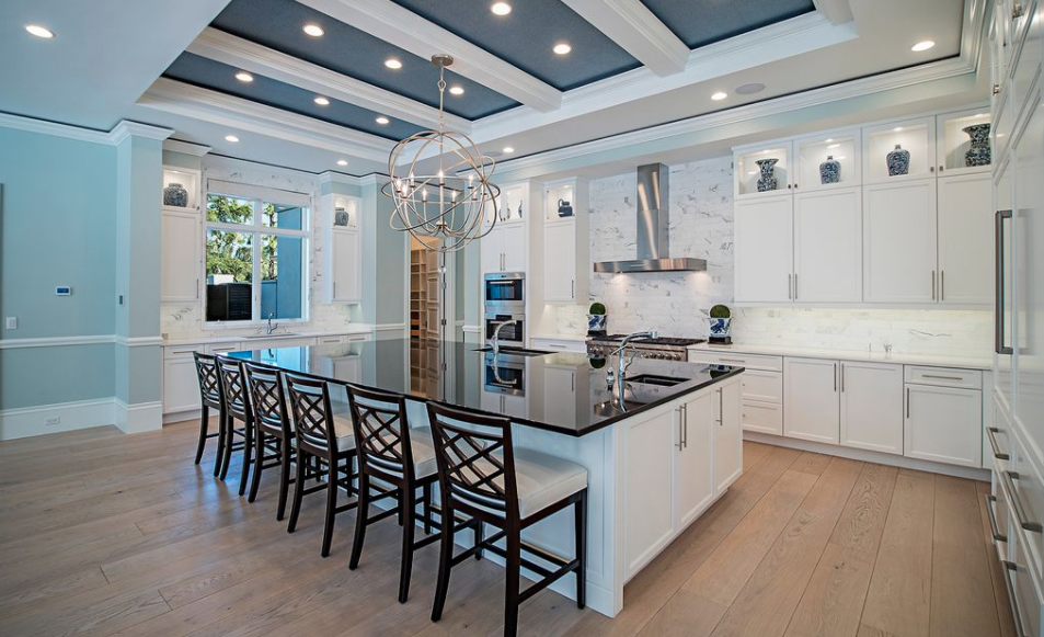 Бело-синий потолок на кухне в современном стиле