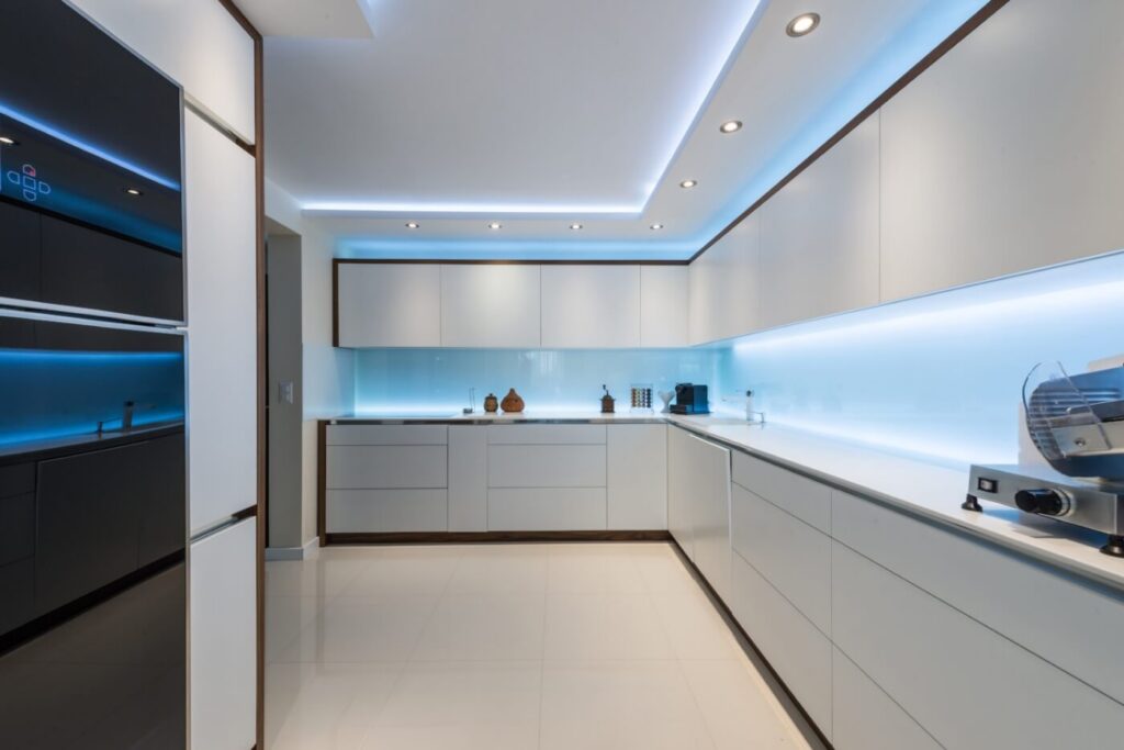 Потолок с подсветкой на кухне
