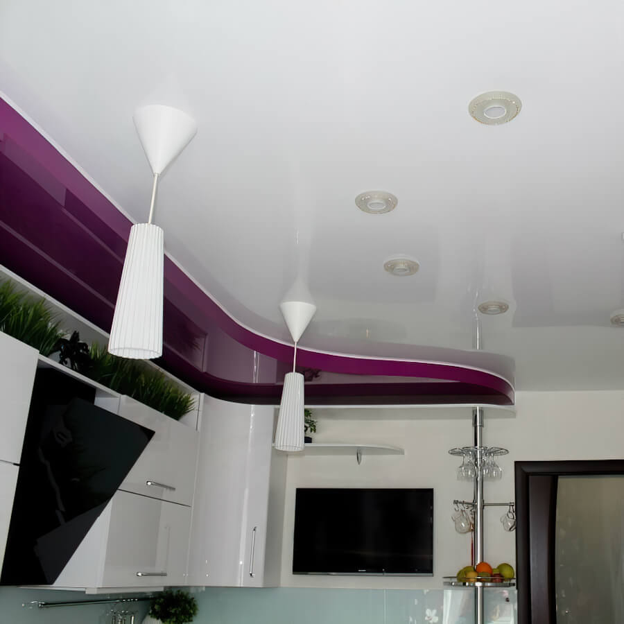 Бело-фиолетовый потолок на кухне