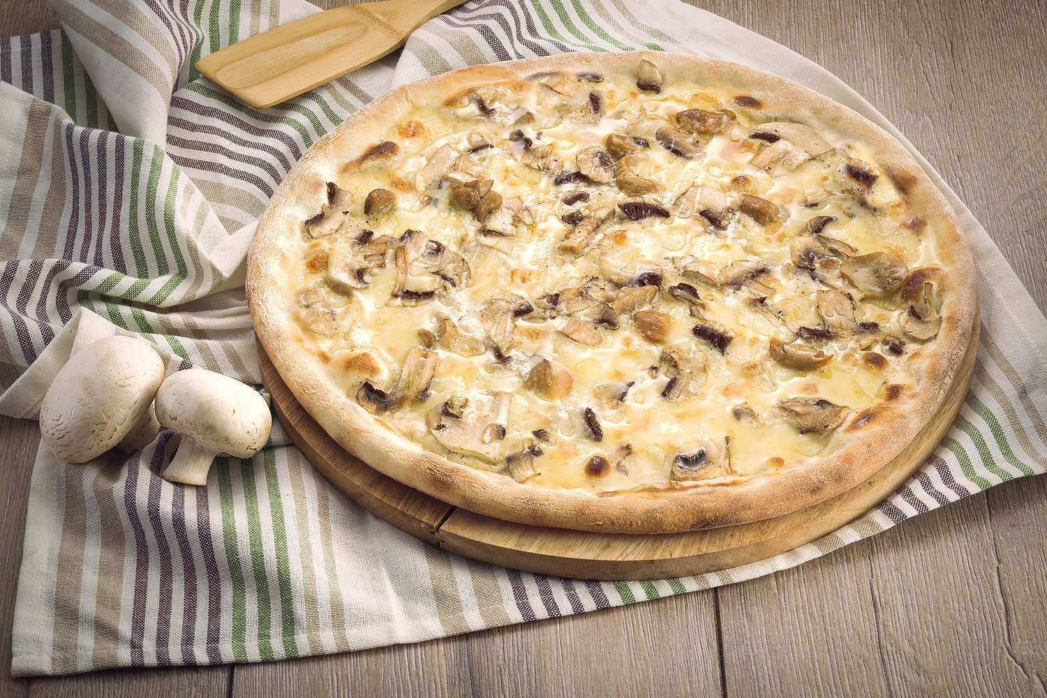 Пицца с белыми грибами и луком под сметанным соусом