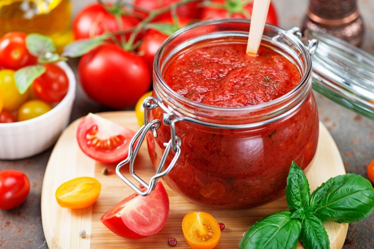 7 лучших рецептов томатного соуса с базиликом на зиму
