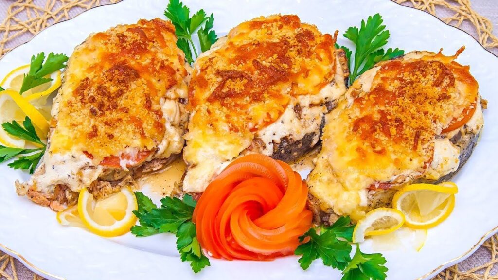 Горячее на Новый год из рыбы с сыром и грибами