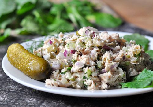 Салат с тунцом и маринованными огурцами