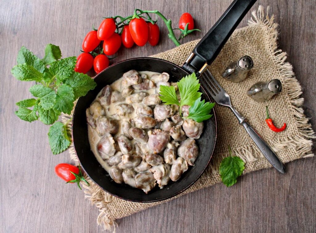 Куриные сердечки в сметанном соусе