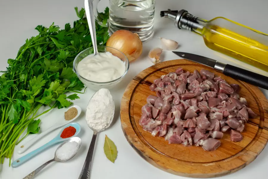 Куриные сердечки со сметаной