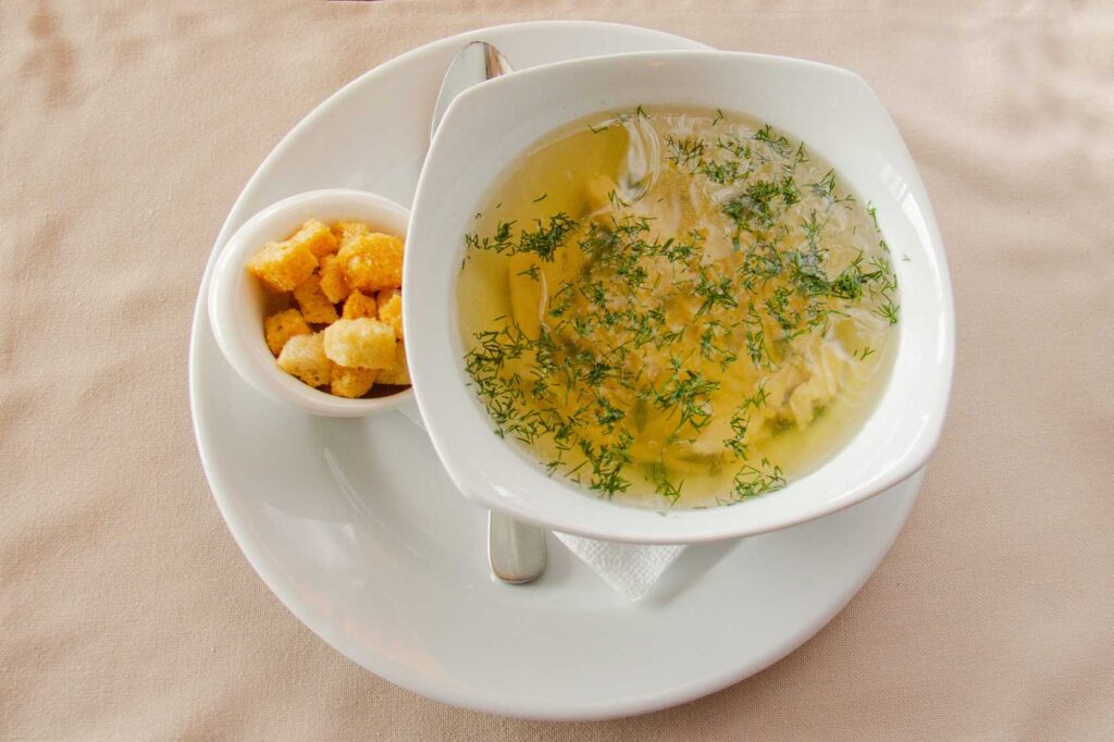 Куриный суп с сельдереем и зеленью