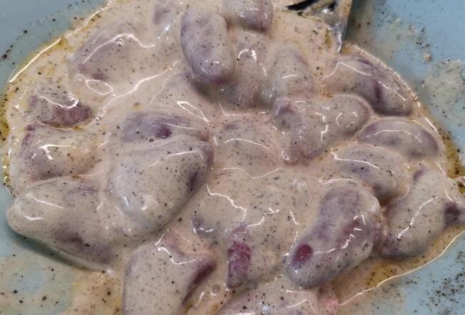 Куриные сердечки в сметане
