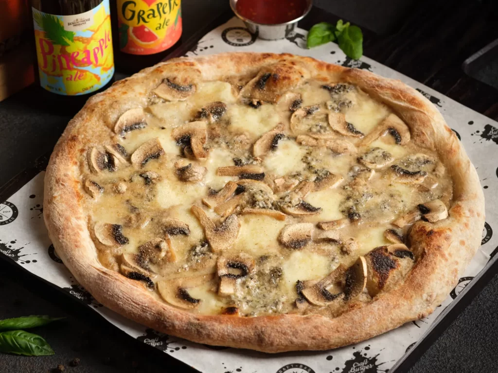 Пицца с грибами и сыром