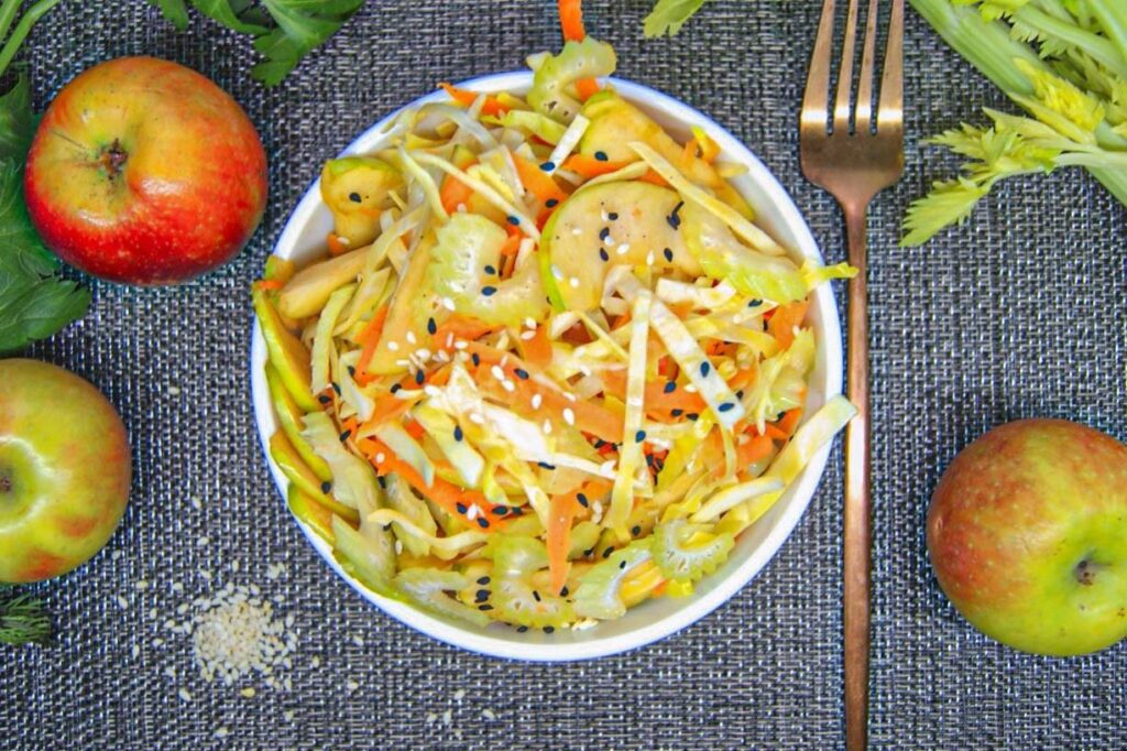 Салат из капусты с морковью и кунжутом