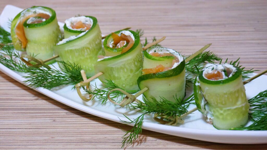 Рулетики из огурца с лососем и сыром