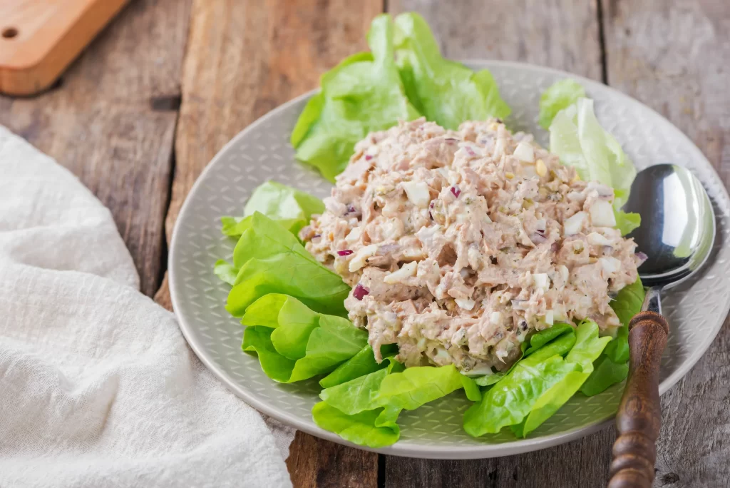 Салат с тунцом и яйцом