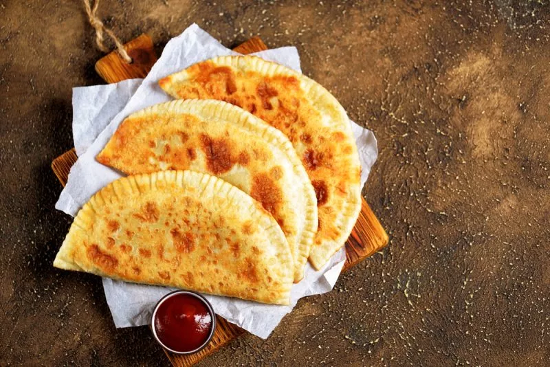Чебуреки с соусом
