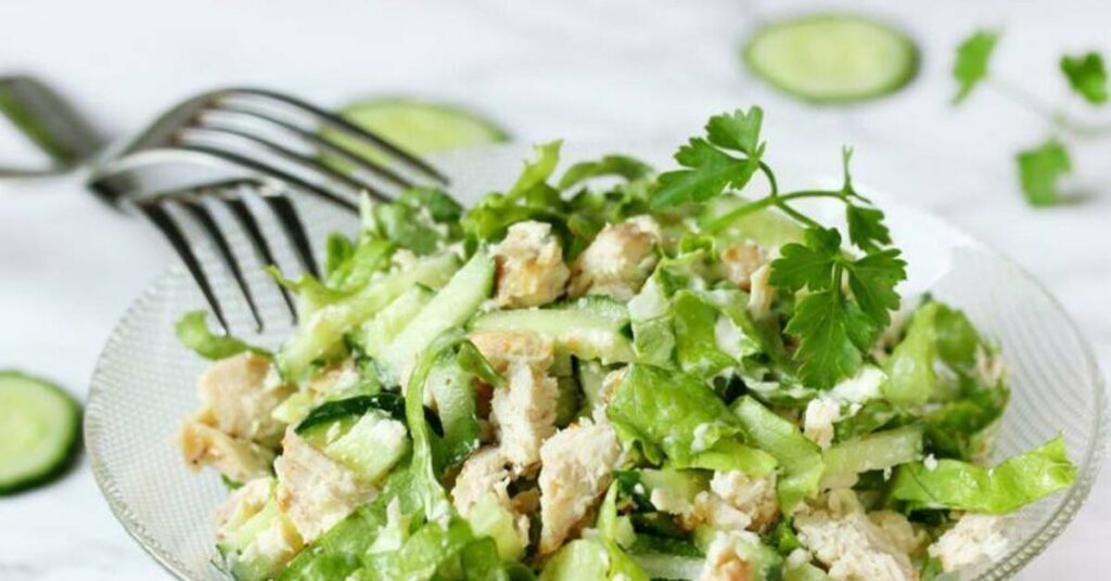 Диетический салат с курицей, огурцом и зеленью
